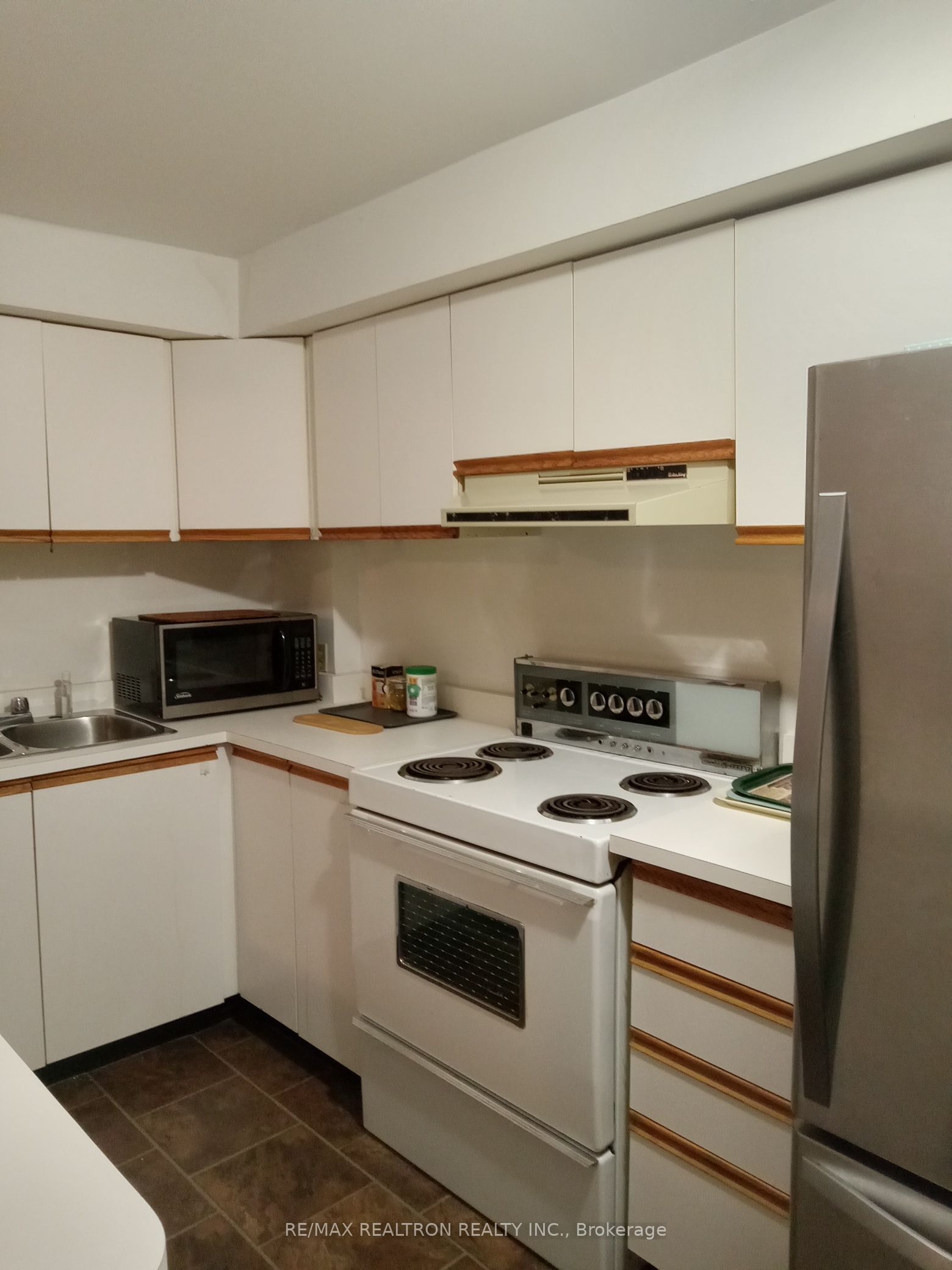 Unit Bsmt - 645 Hillsdale Avenue E, Toronto 3