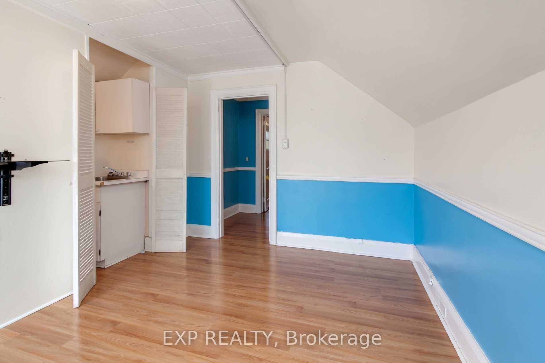 896 Avenue Road, Toronto 5