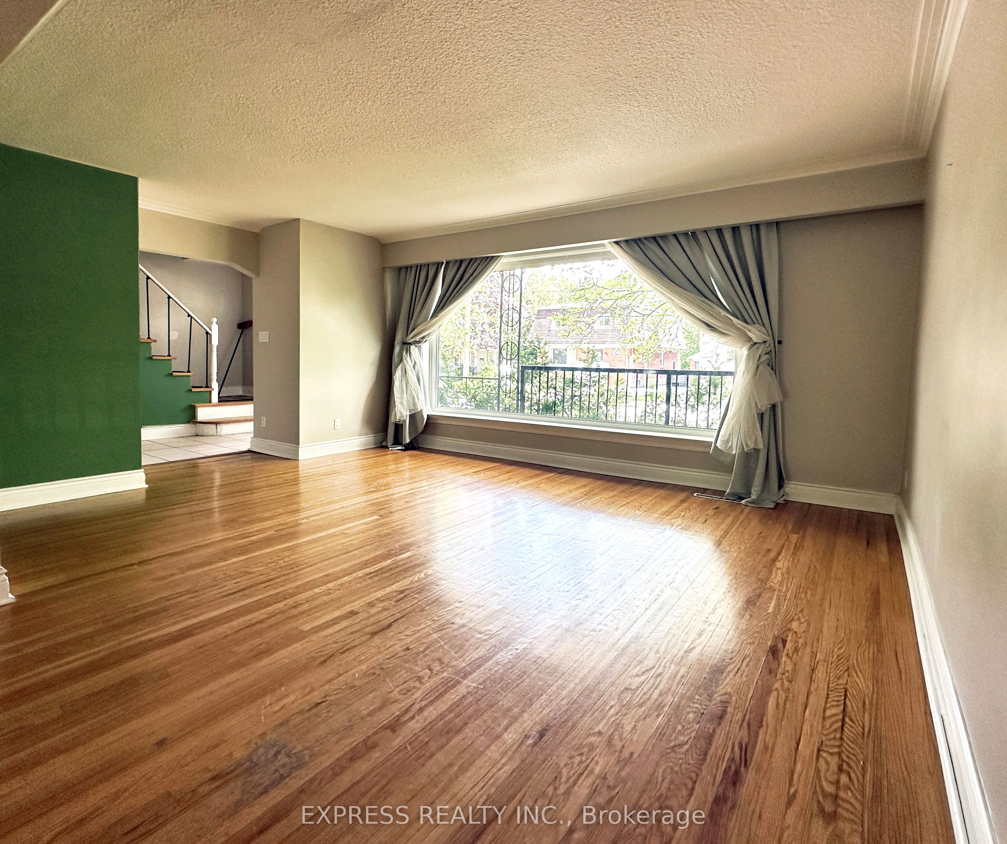 392 Hollywood Avenue, North York 3