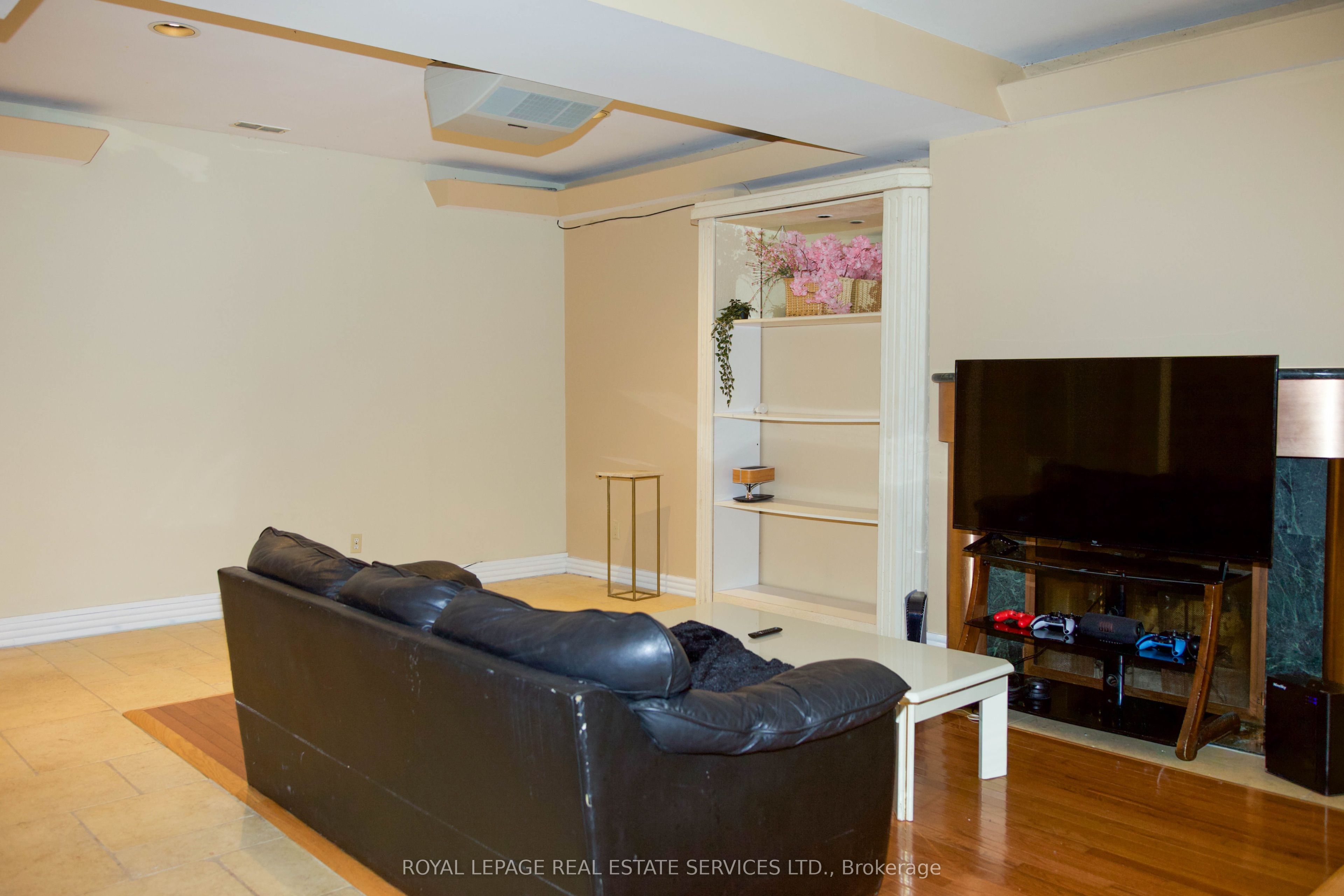 2B Debell Lane, North York 3