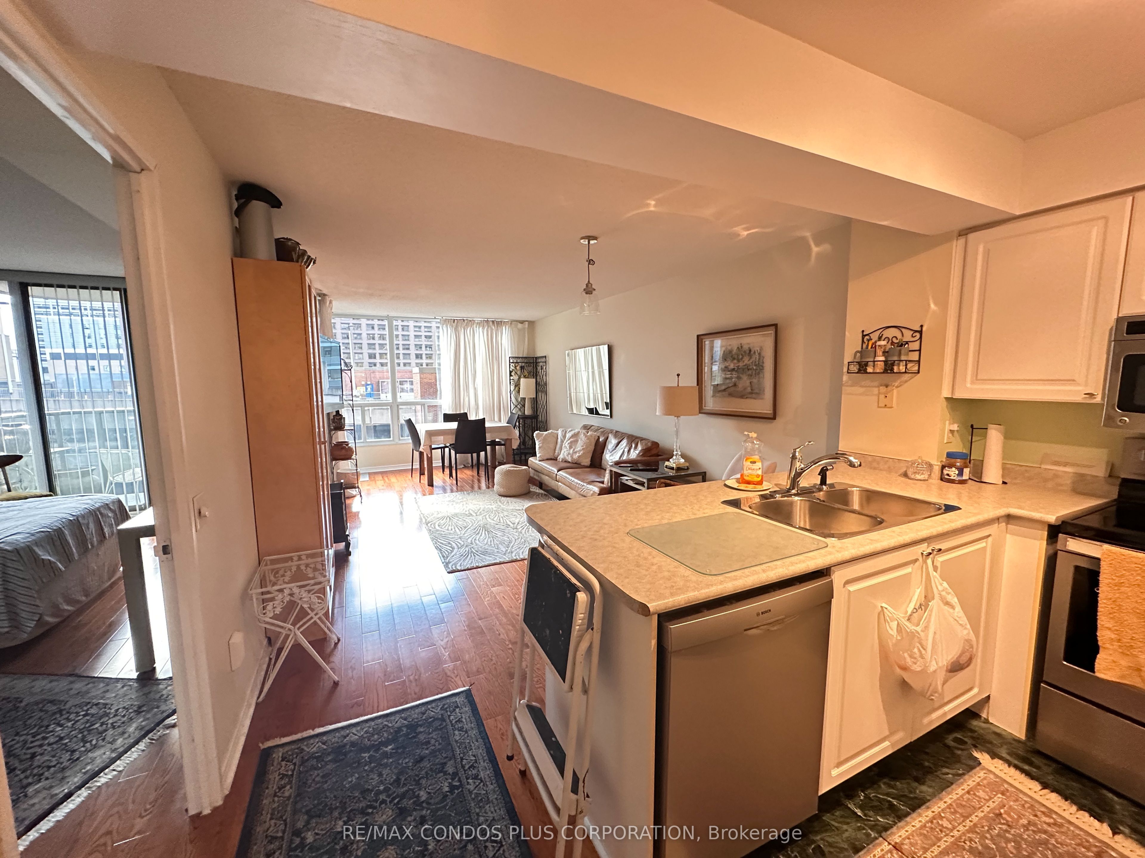 Unit 905 - 750 Bay Street, Toronto 3