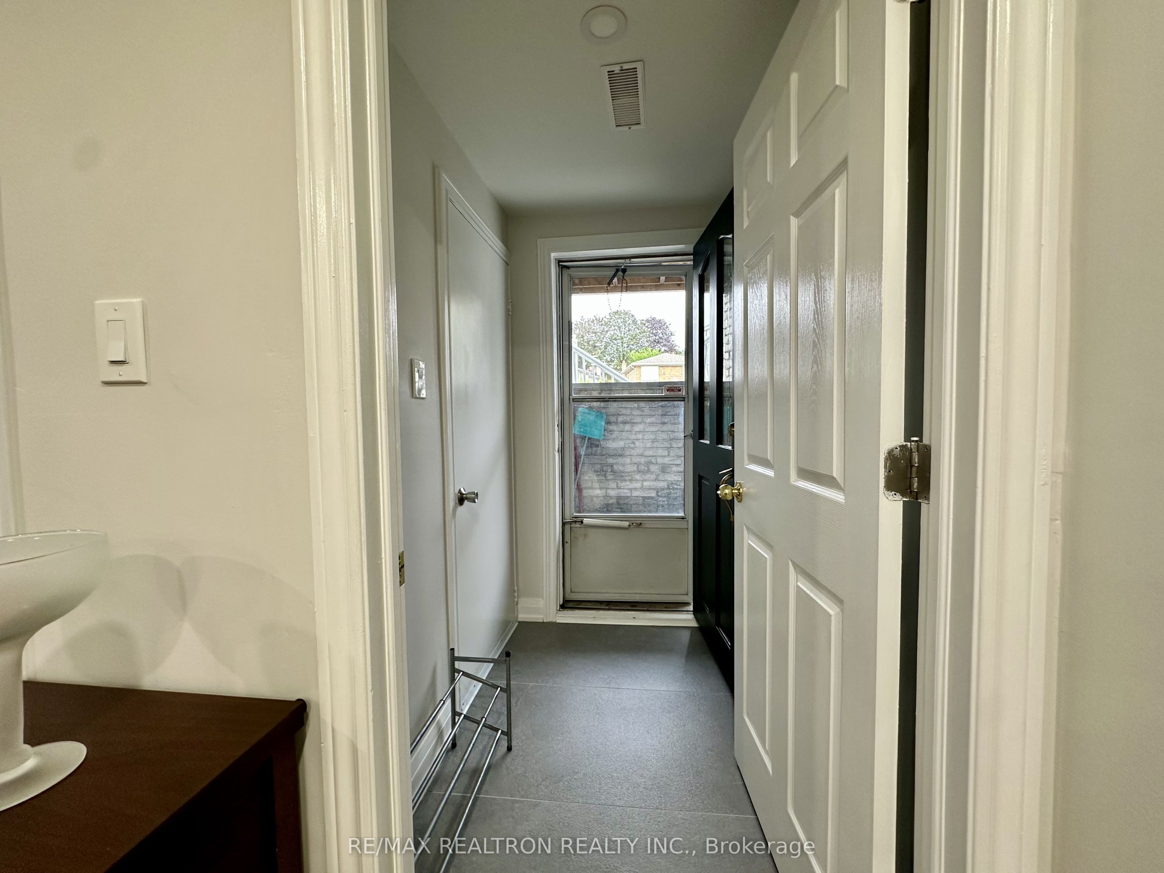 237 Shawnee Circle, North York 2