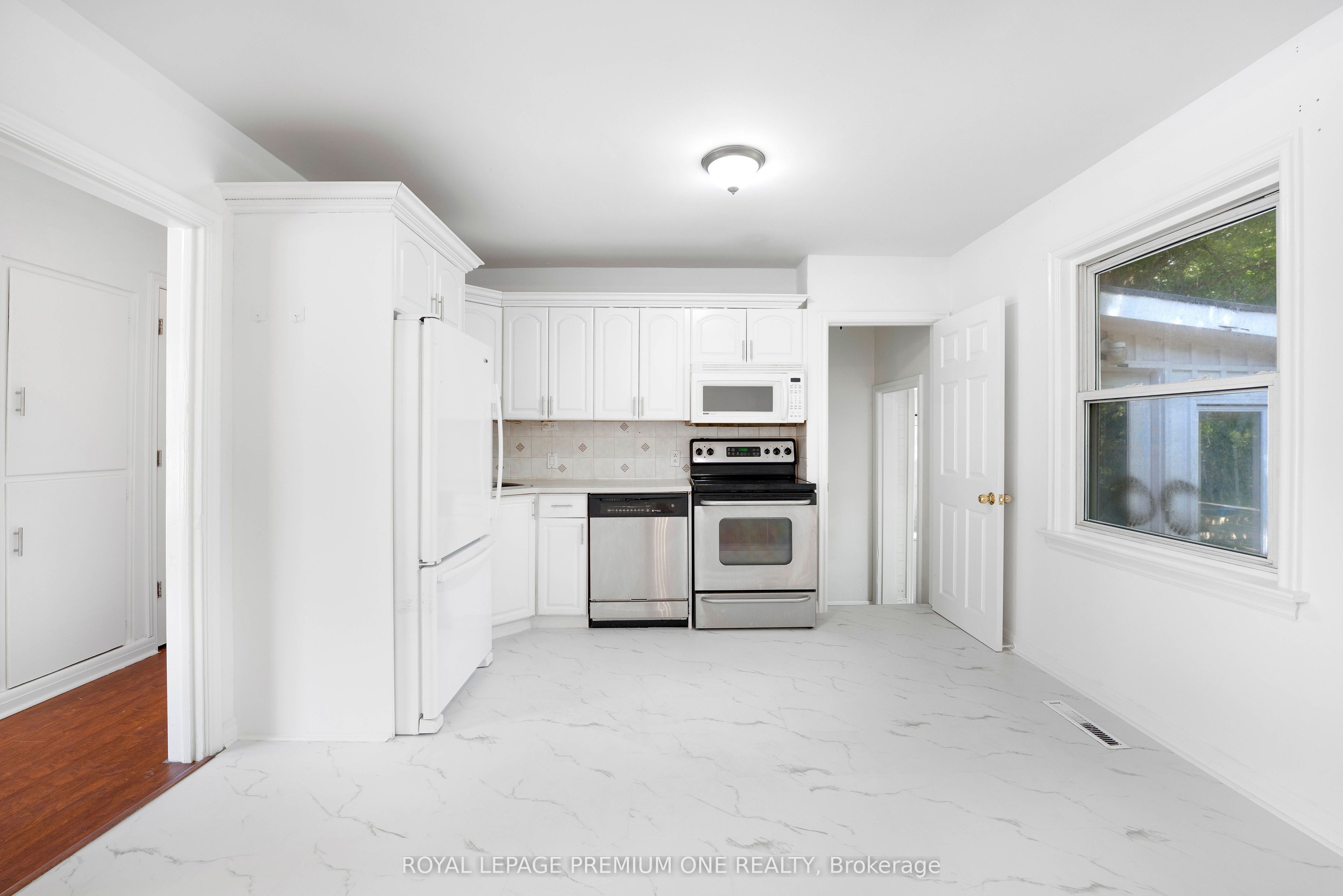 Unit ENTIRE - 139 Mckee Avenue, North York 3