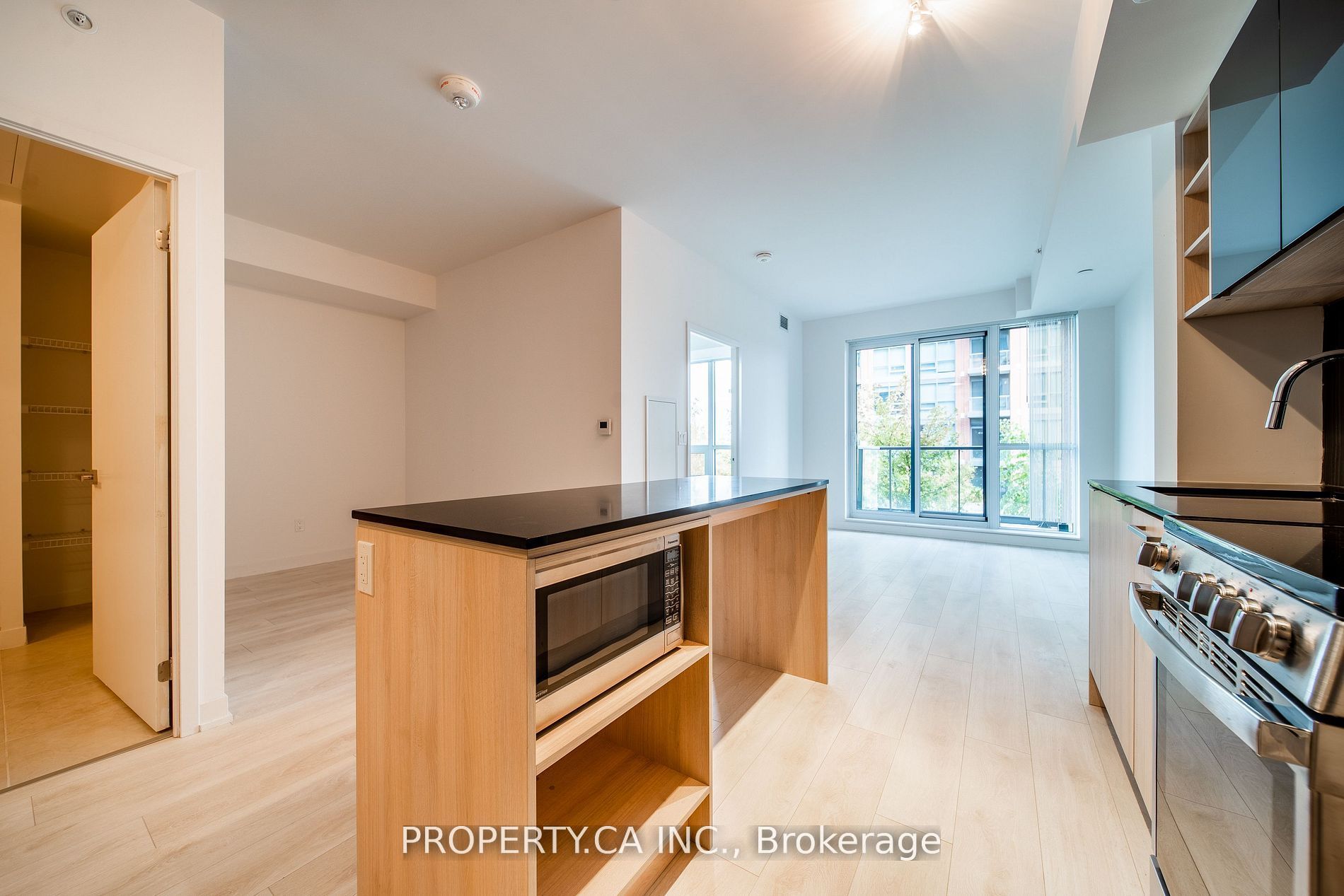 Unit 837 - 31 Tippett Road, North York 5