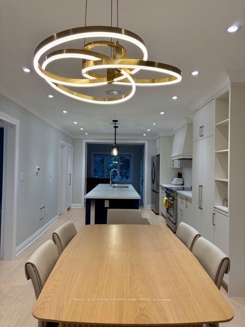 Unit 2nd Floor - 10 Lascelles Boulevard, Toronto 5