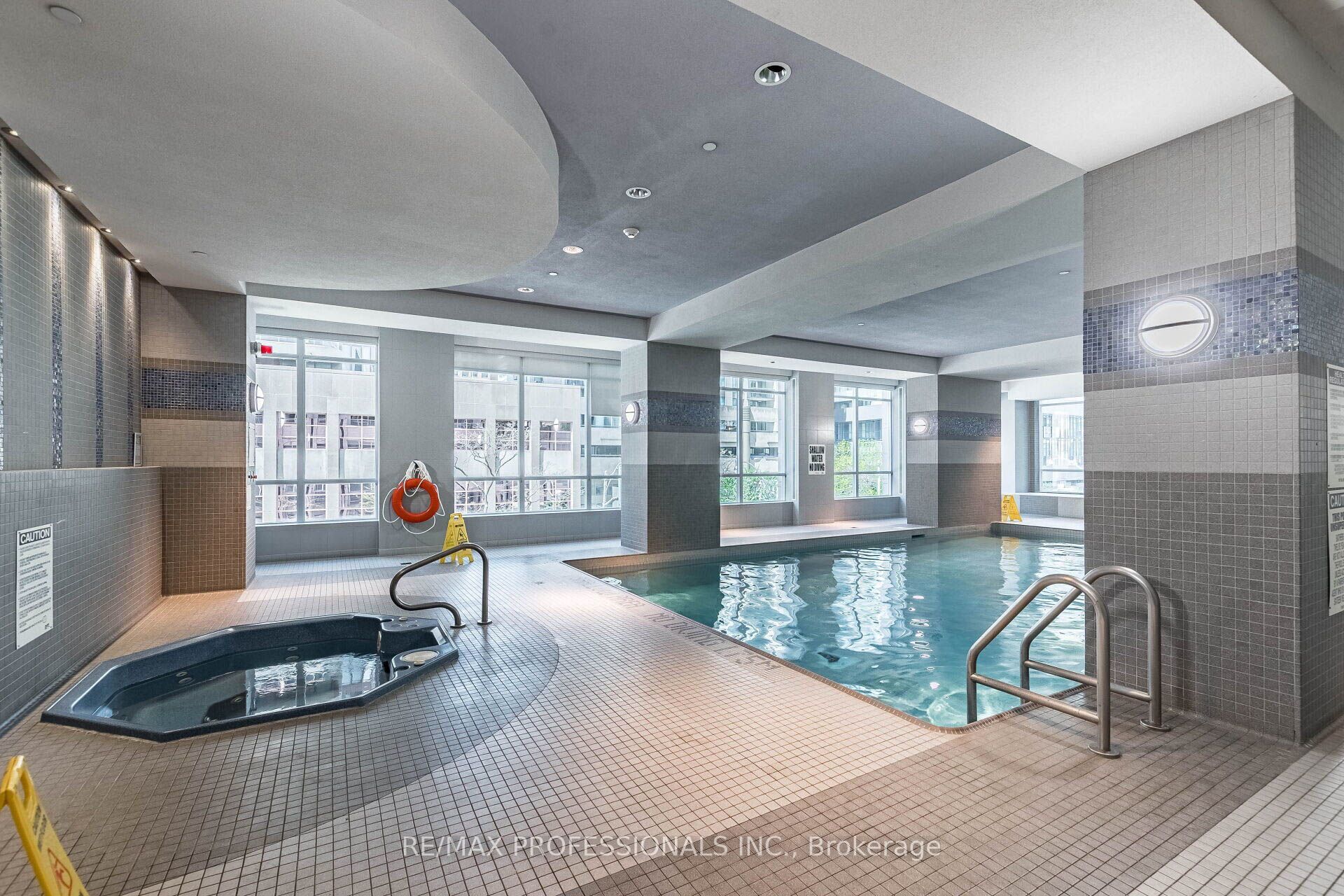 Unit 915 - 763 Bay Street, Toronto 4