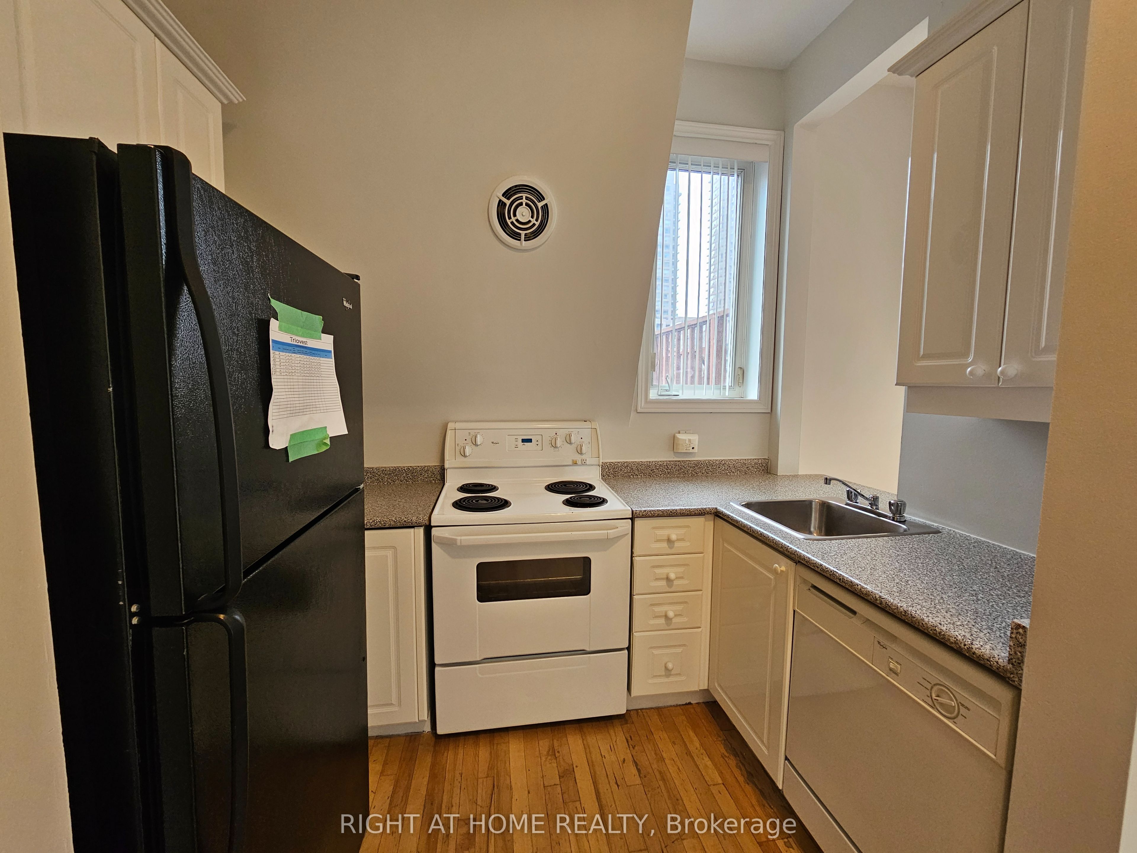 Unit 300 - 524 Yonge Street, Toronto 4
