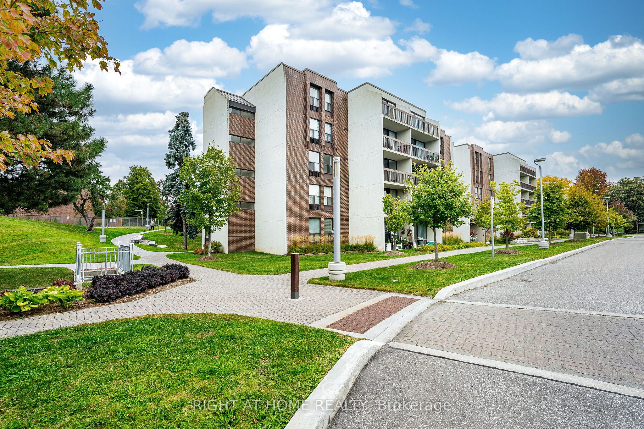 Unit 107 - 10 Fashion Roseway, North York 4