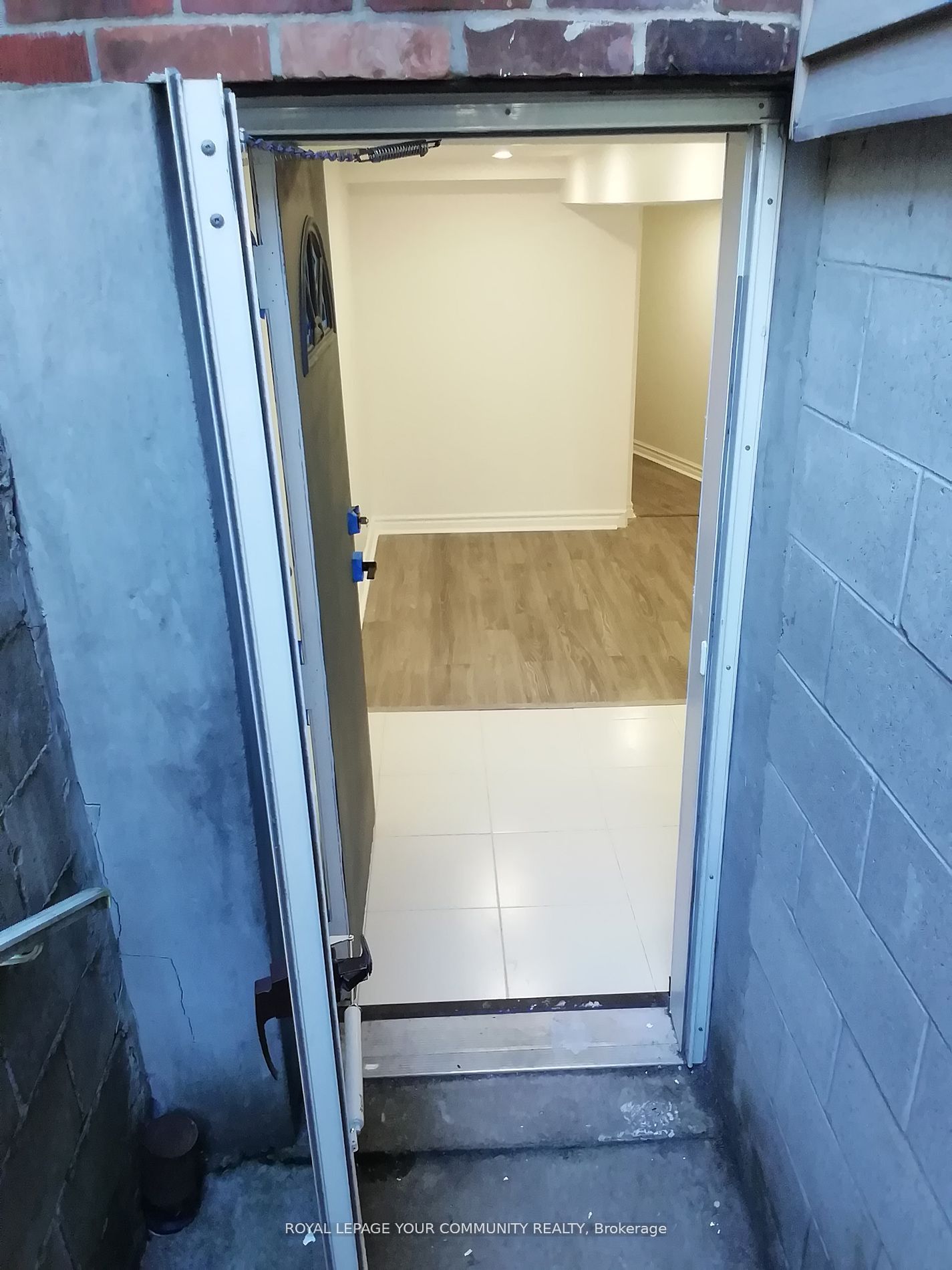 Unit Lower - 10 Ulster Street, Toronto 4