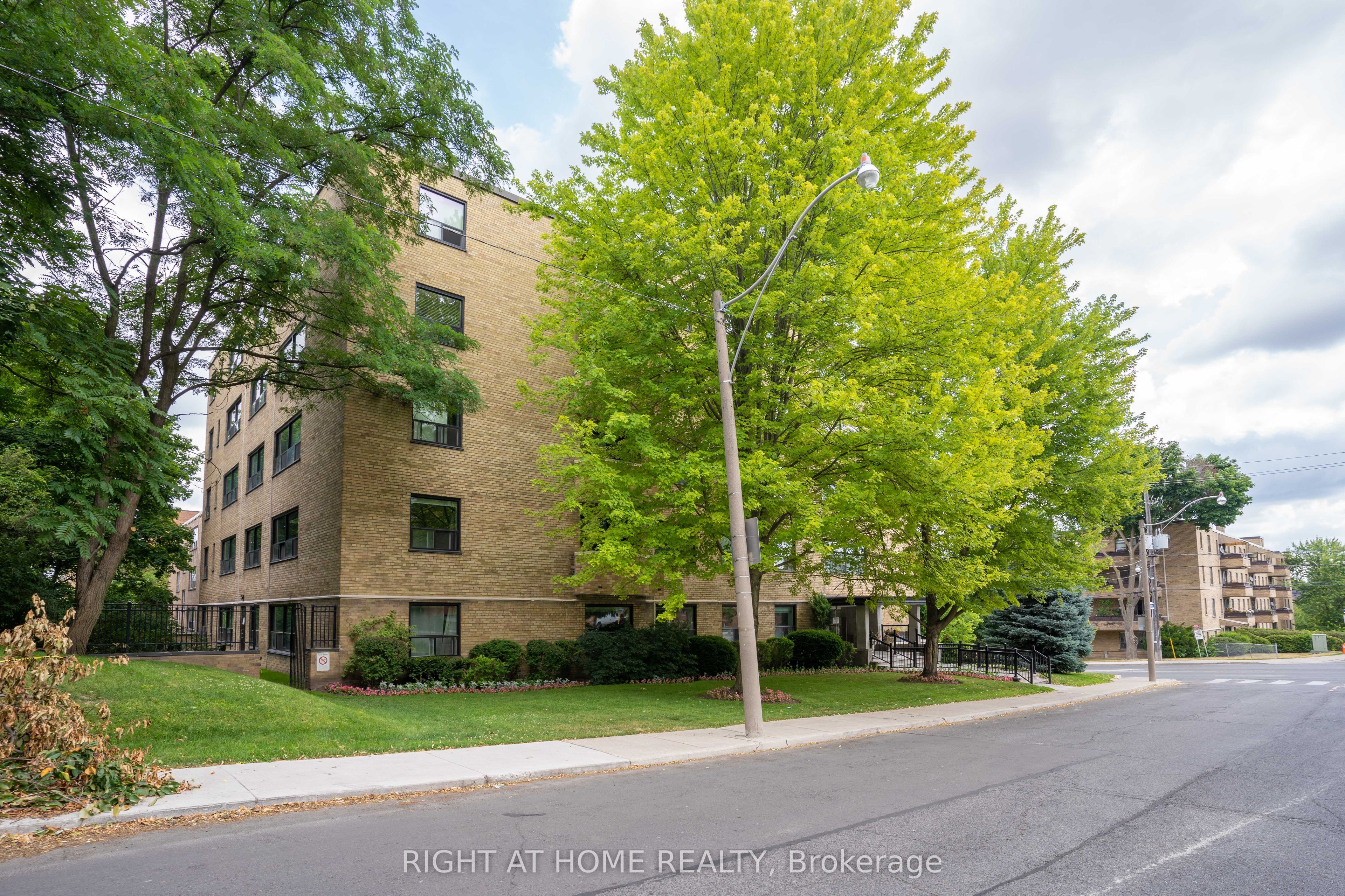 Unit 502 - 2 Ridelle Avenue, Toronto 2