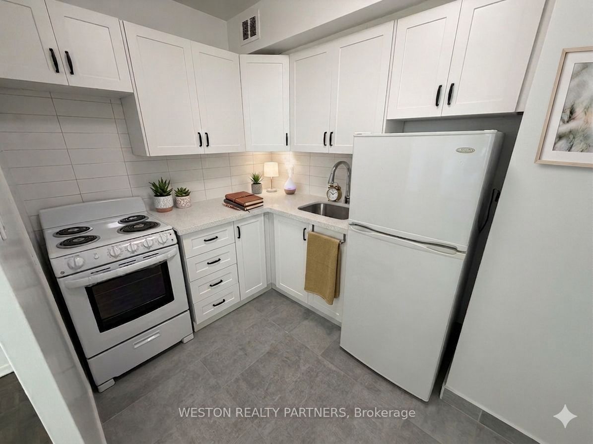 Unit 202 - 171 Erskine Avenue, Toronto 3
