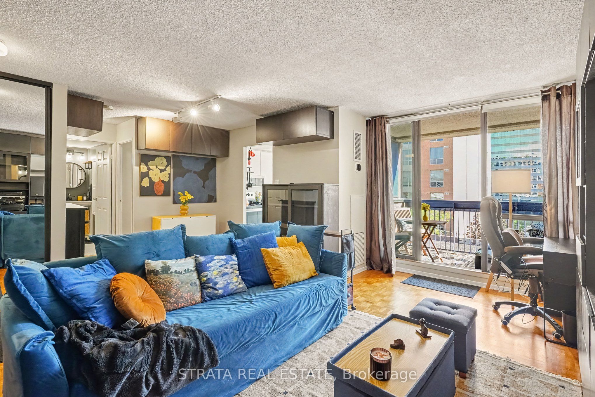 Unit 607 - 105 Mccaul Street, Toronto 5