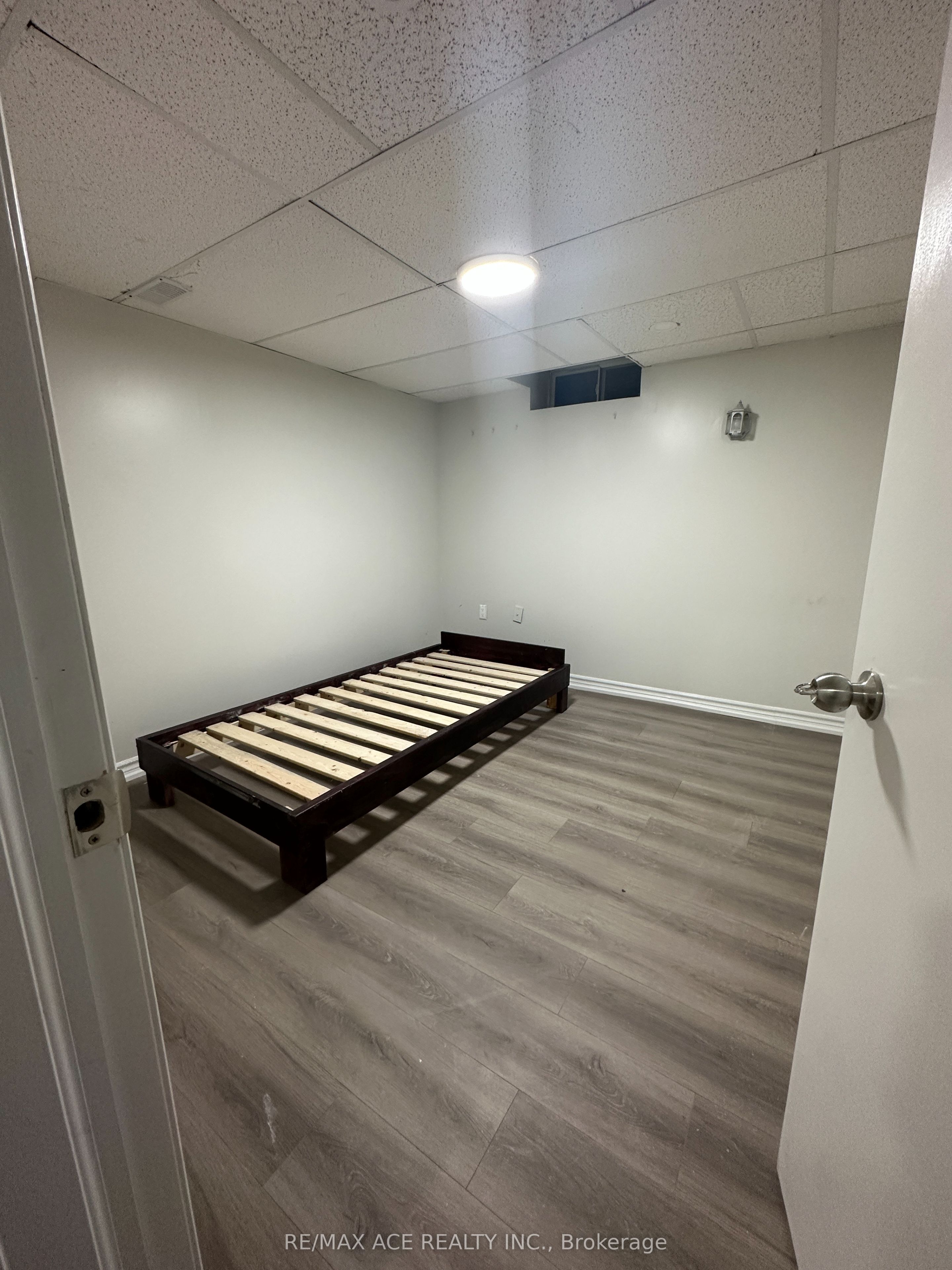 Unit Bsmt - 23 Gemshaw Crescent, Scarborough 5