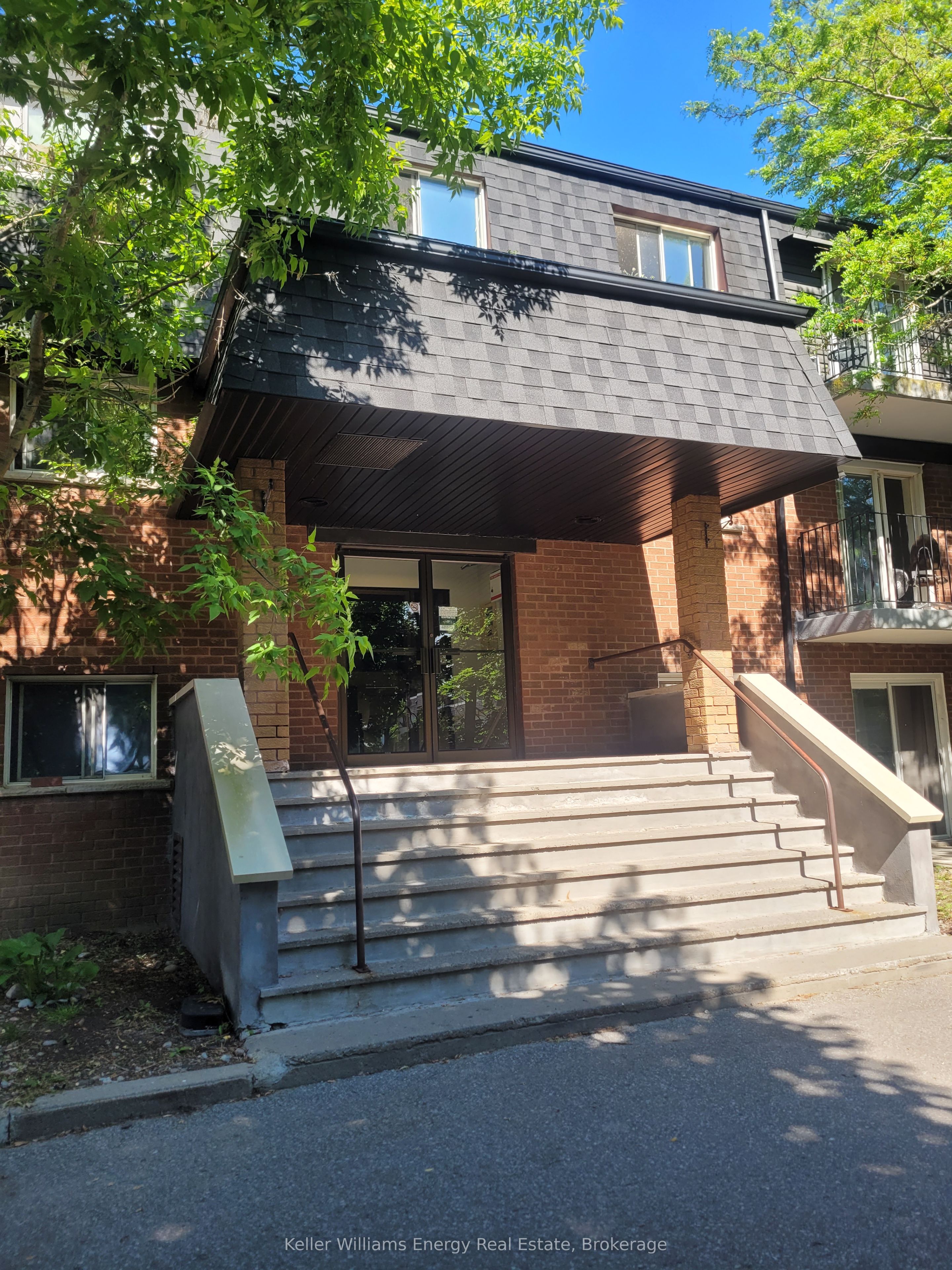 Unit 106 - 576 Mary Street E, Whitby 2