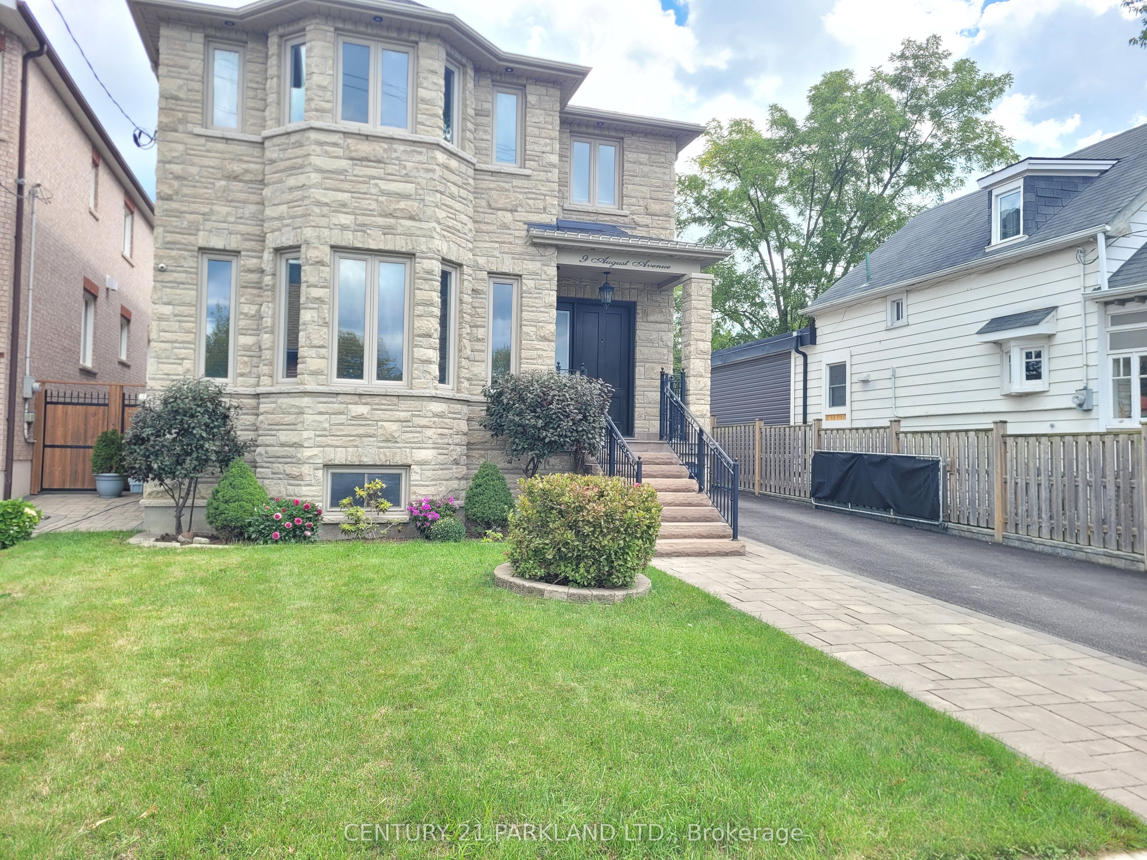 9 August Avenue, Scarborough 2