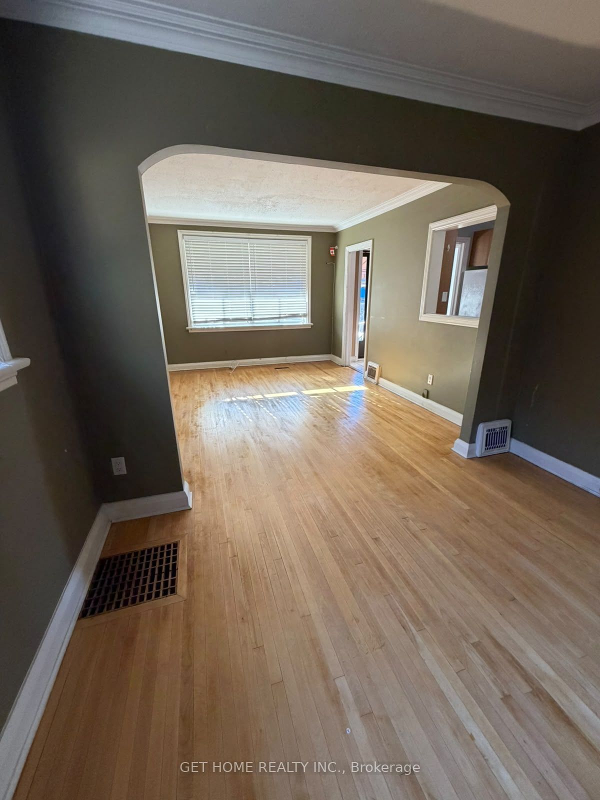 Unit Upper - 105 St Hubert Avenue, Toronto 5