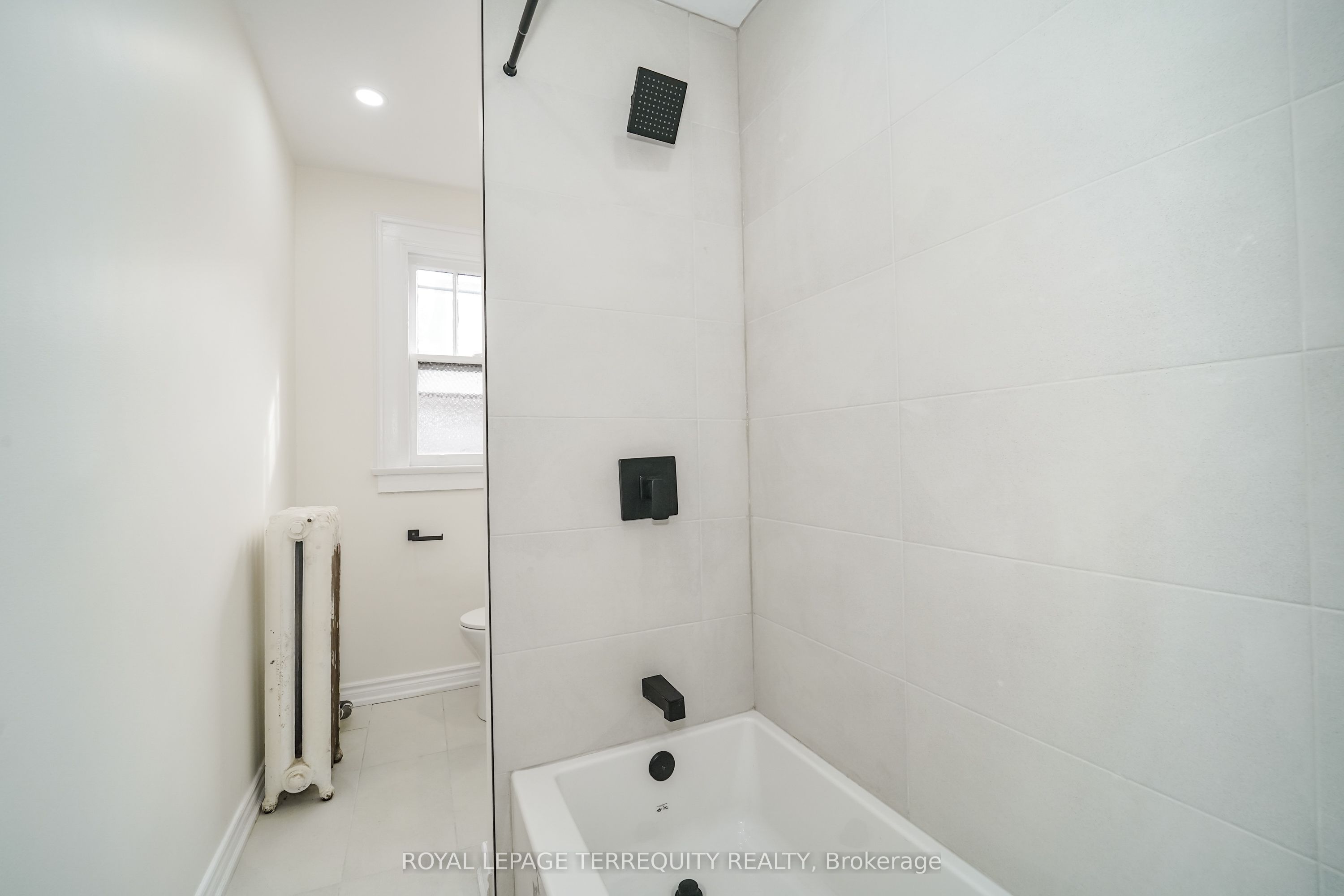 Unit 6 - 8 Thorncliffe Avenue, Toronto 5