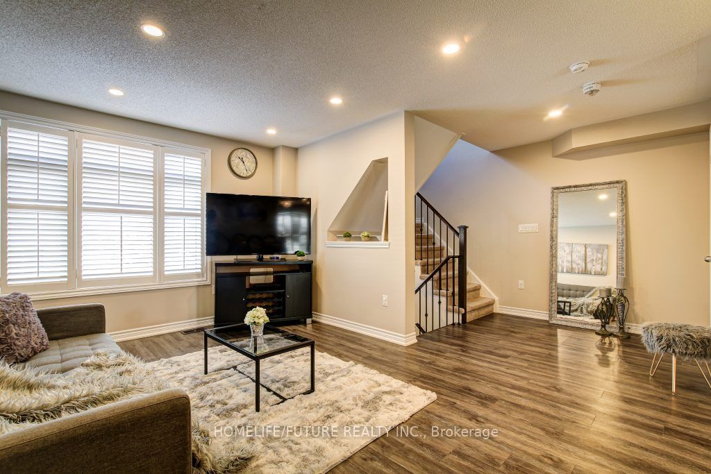 26 Streathern Way, Clarington 4