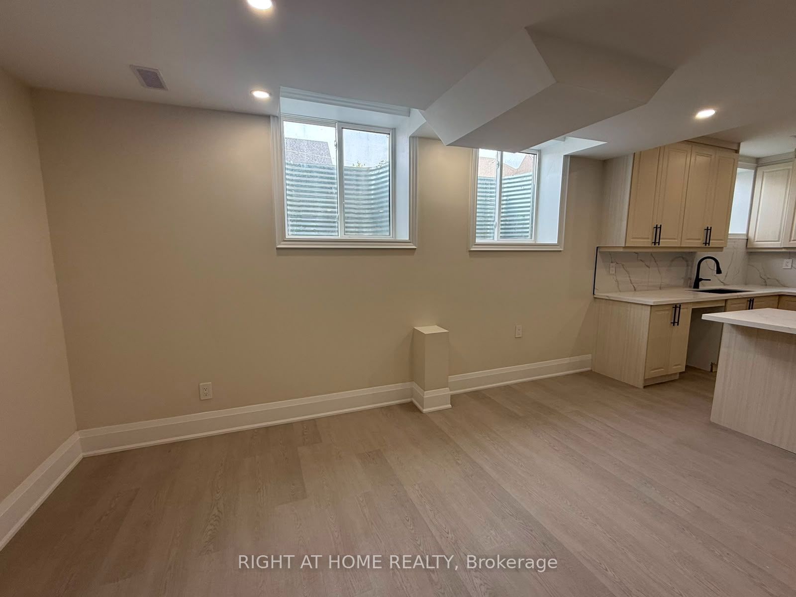 Unit B - 2 Chesney Crescent, Vaughan 5