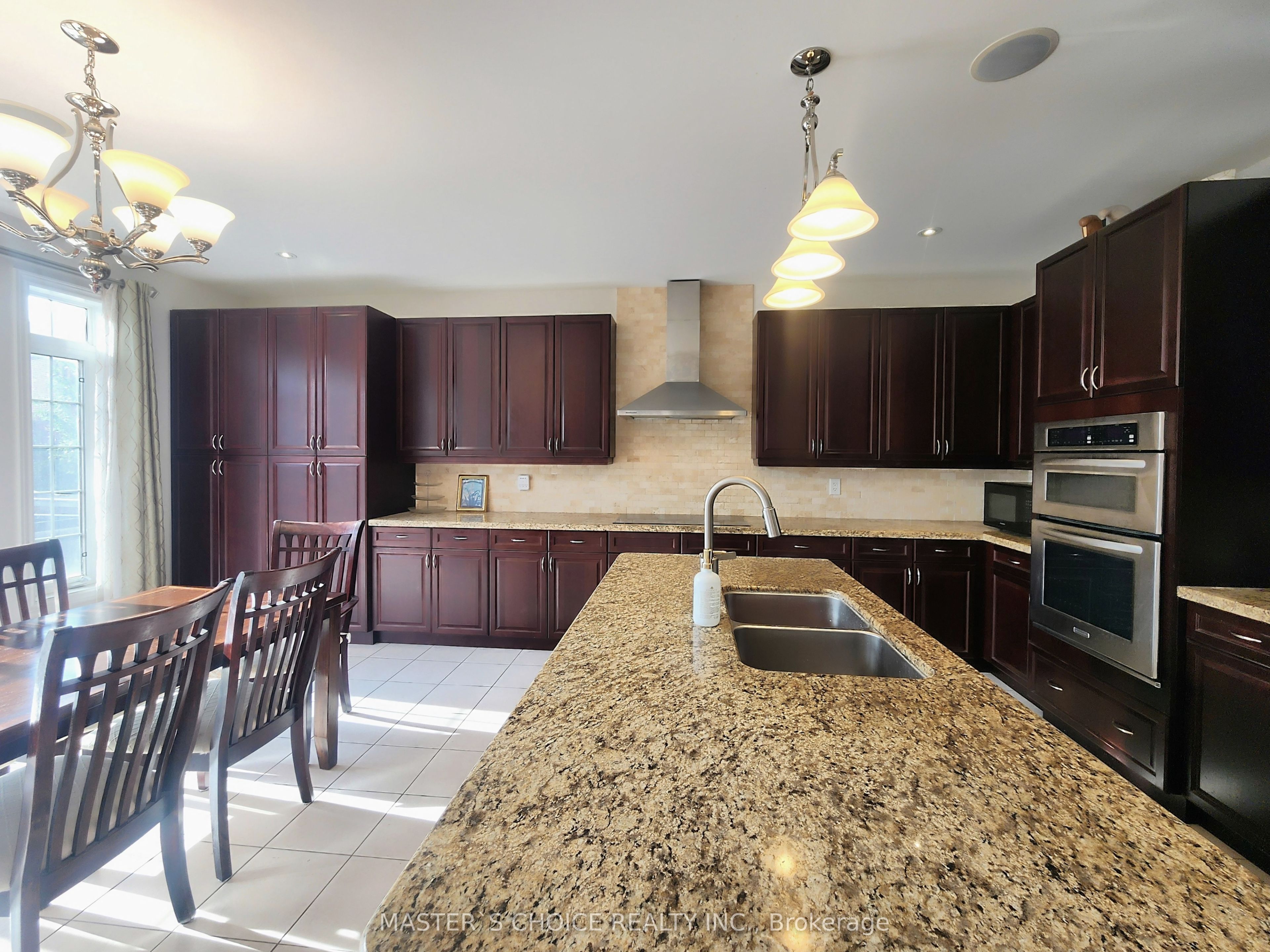 47 Sir Modesto Court, Vaughan 4