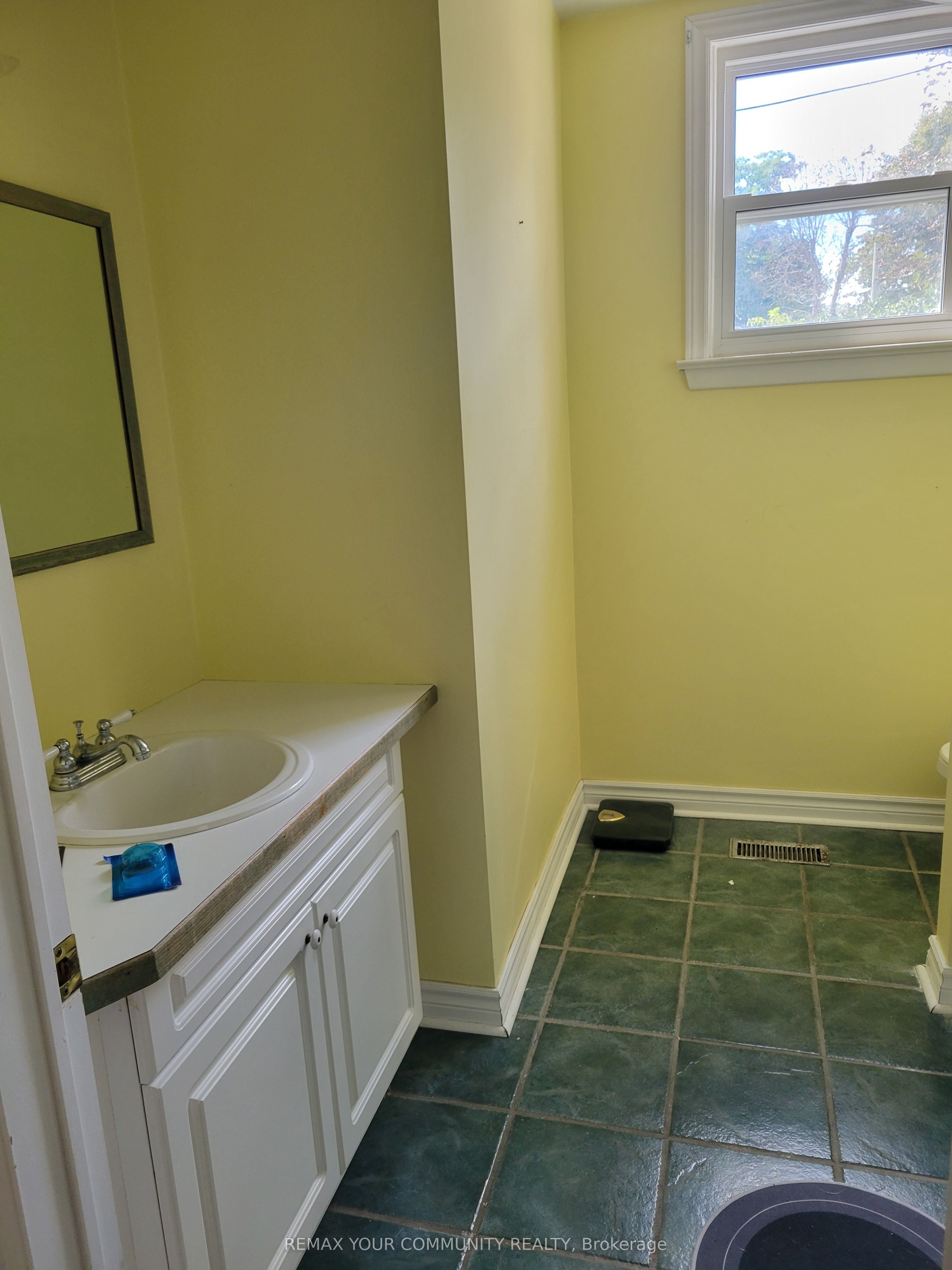 Unit Main Floor - 12926 Highway 27, King 3