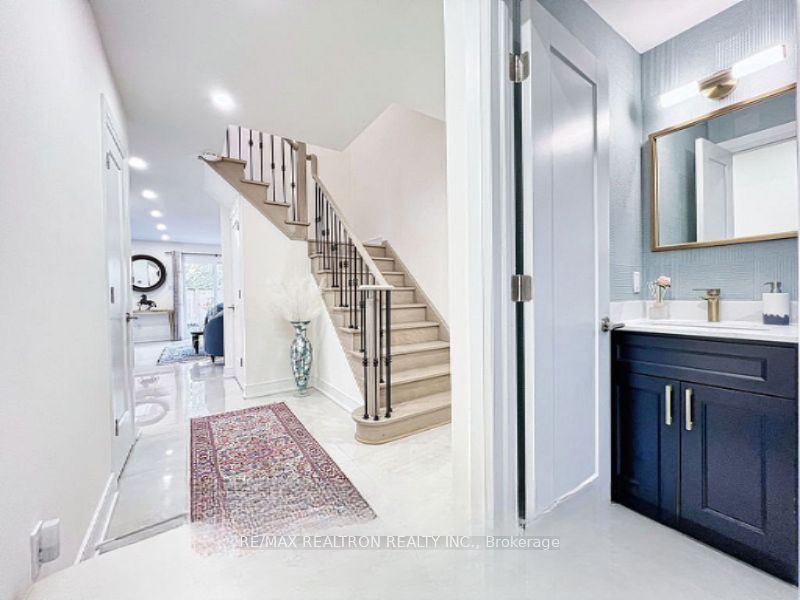 9 Checker Court, Vaughan 4