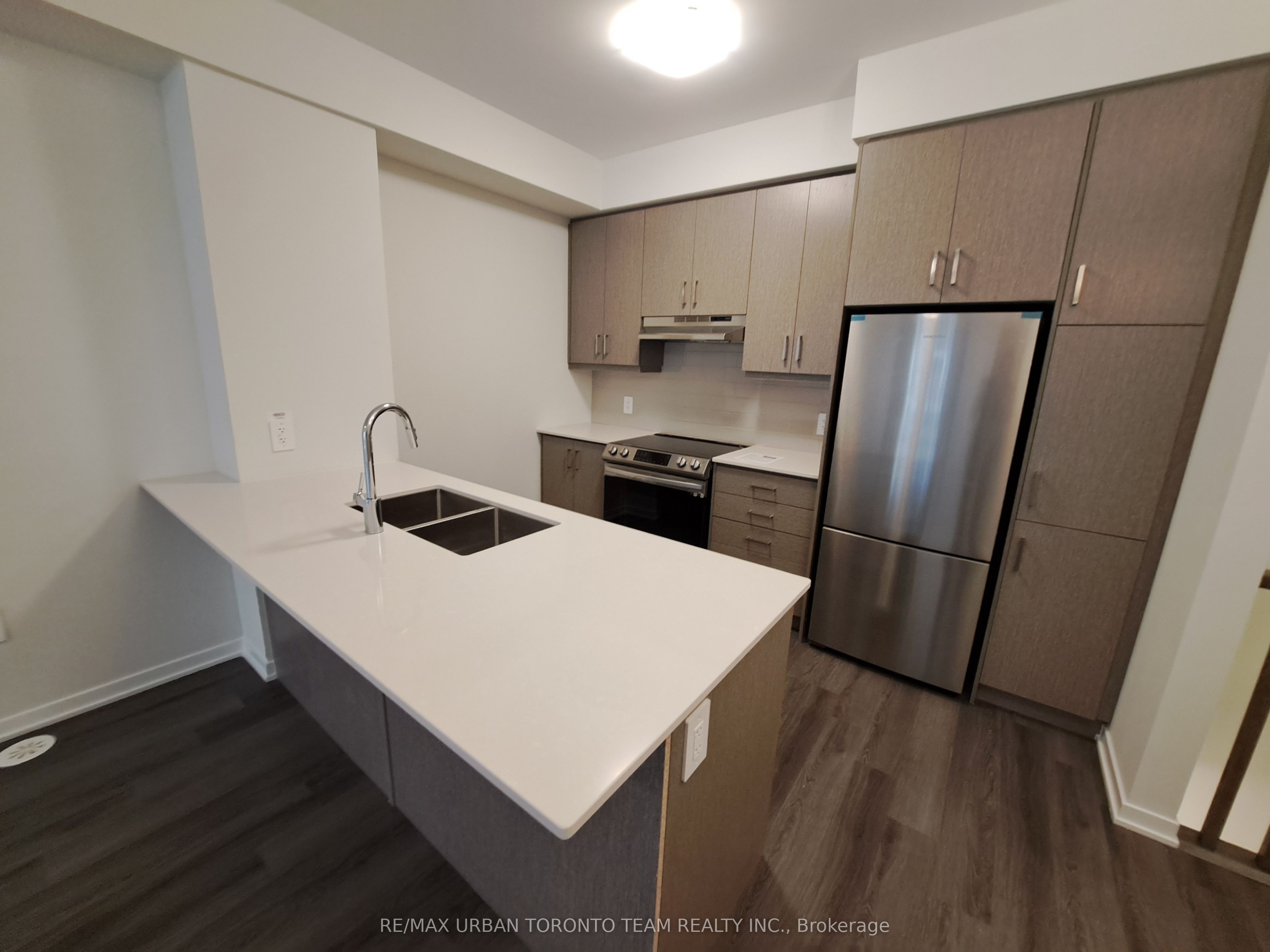 Unit 45 - 21 Honeycrisp Crescent, Vaughan 5