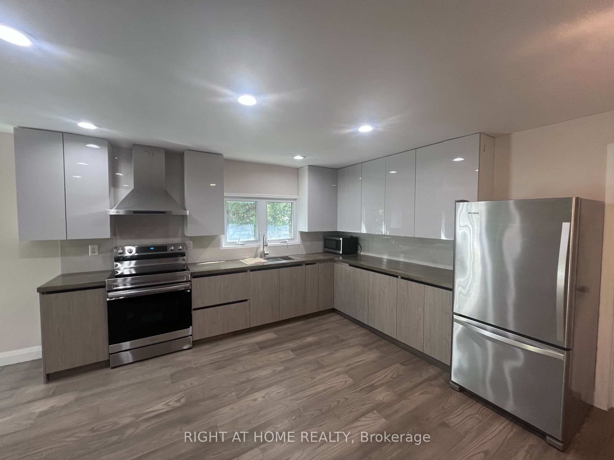 379 The Queensway South, Georgina 4