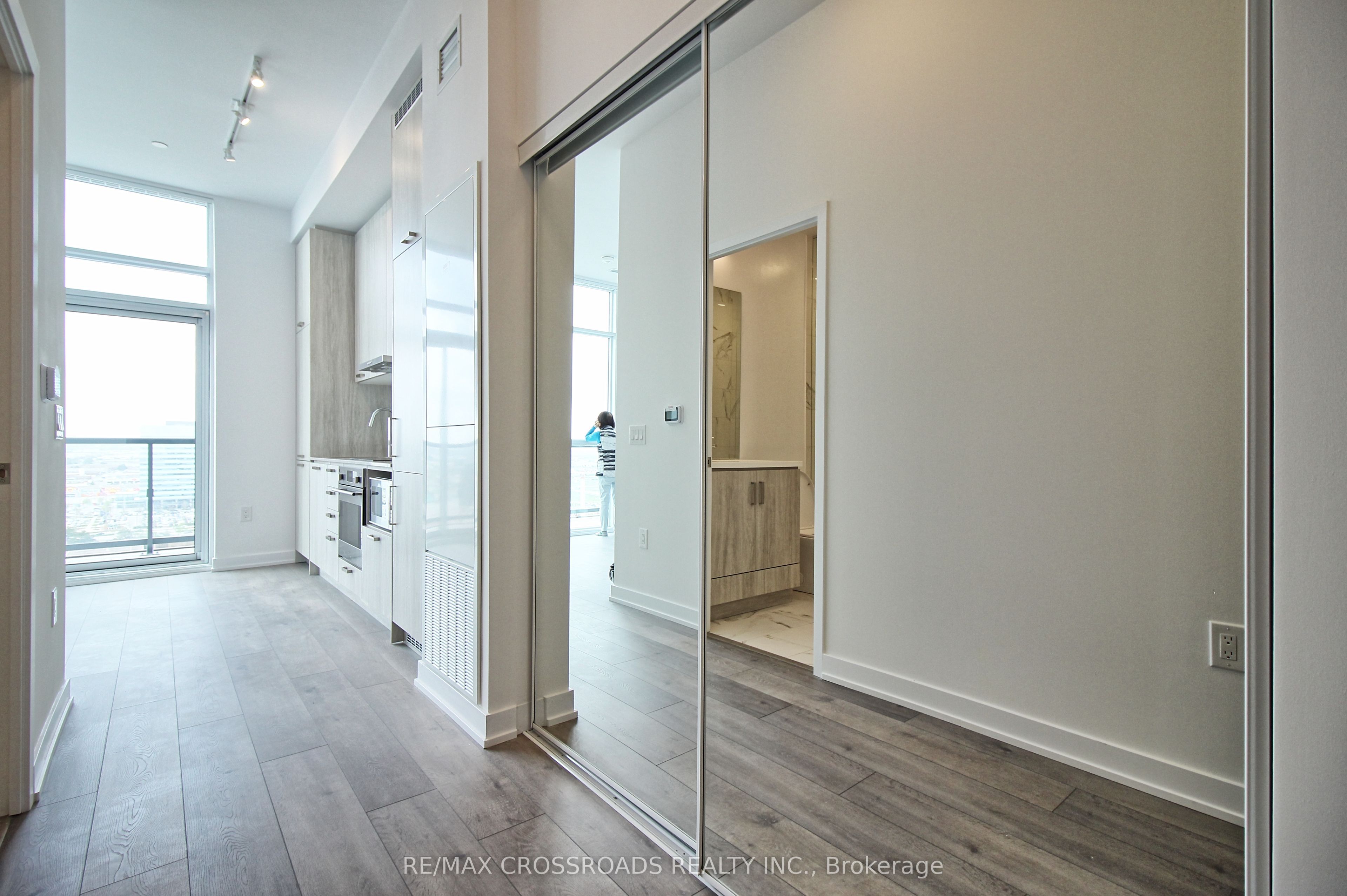 Unit 2117 - 38 Honeycrisp Crescent, Vaughan 2