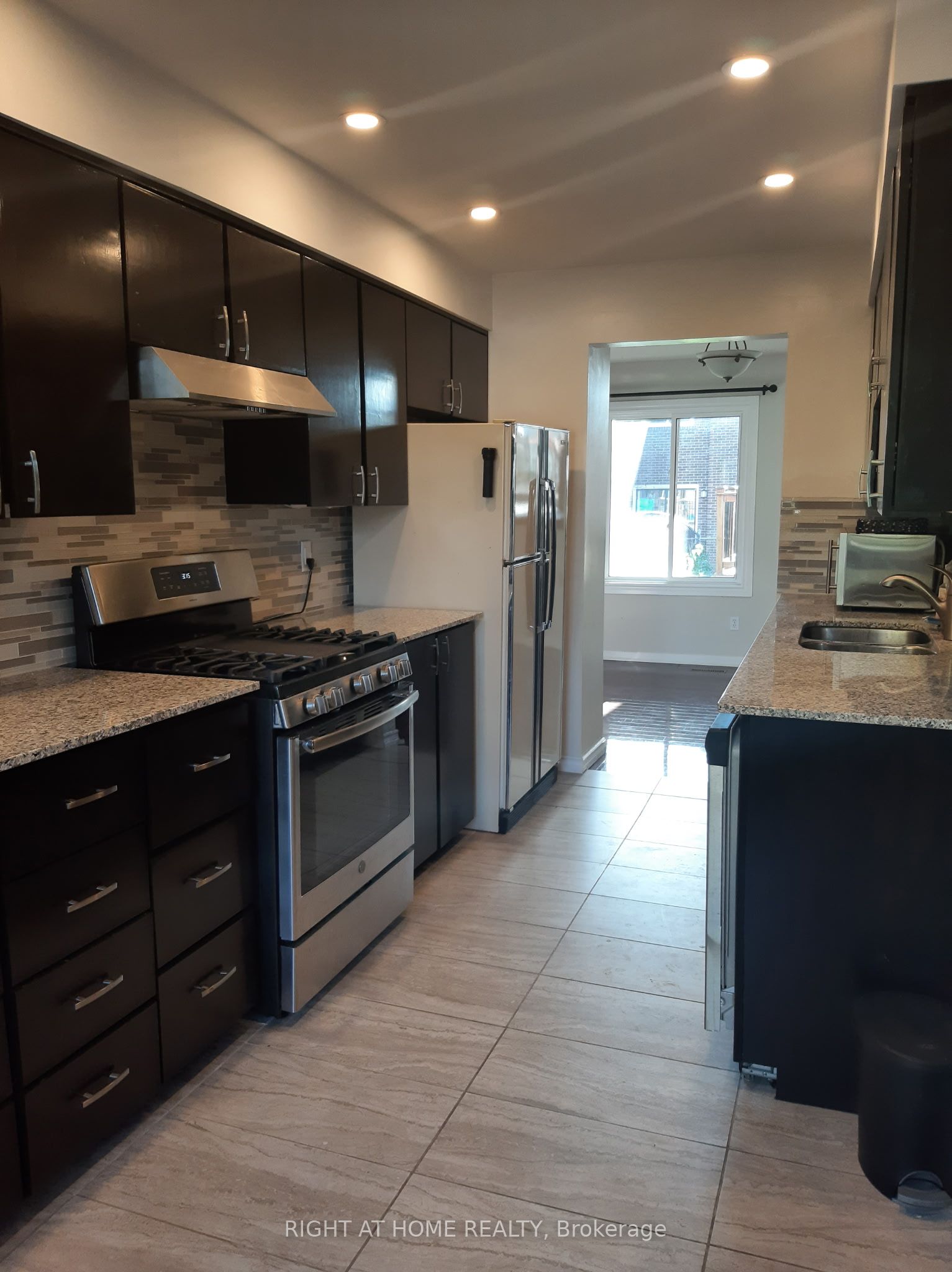 39 Hockley Path, Brampton 4
