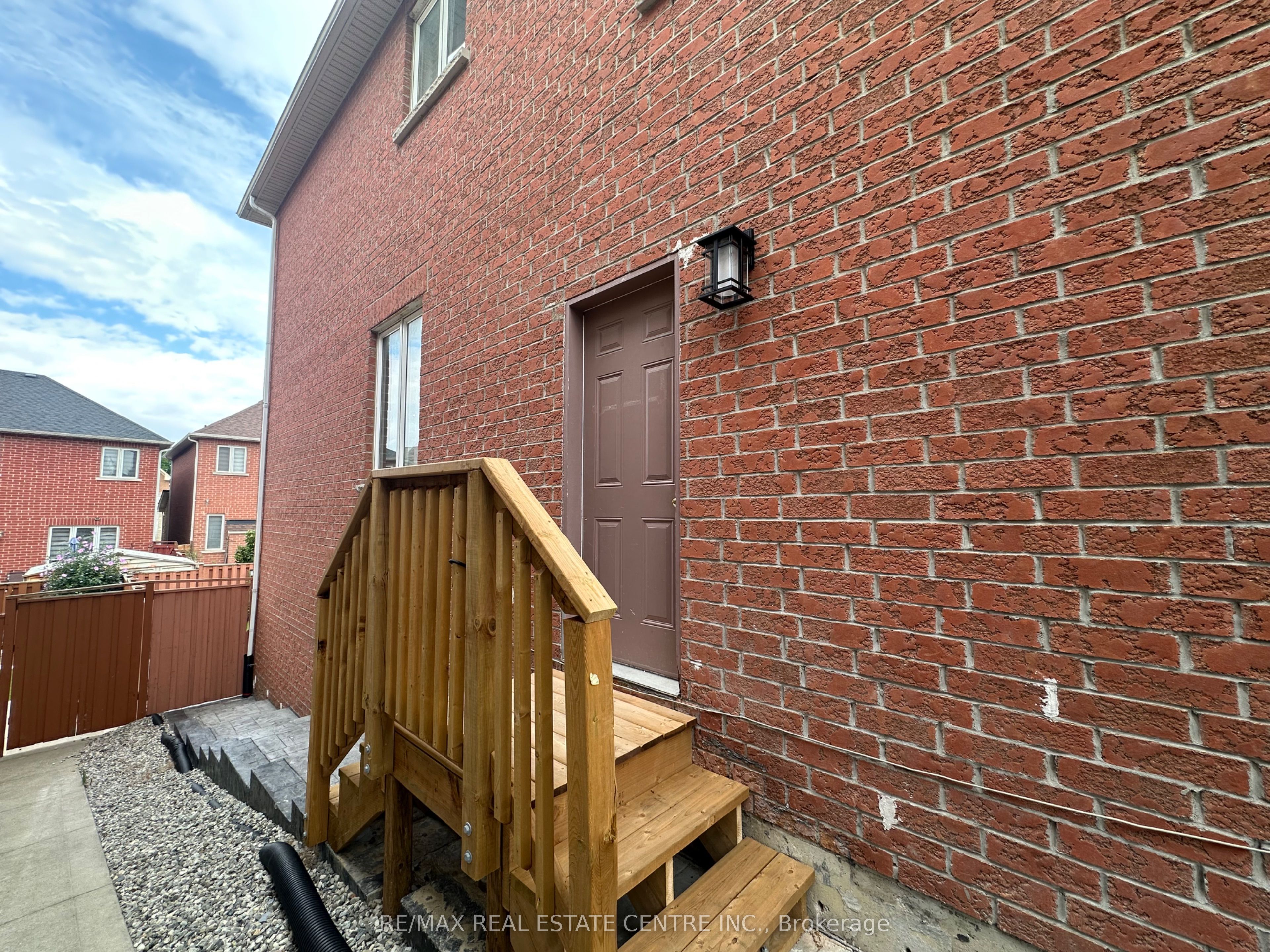 Unit Basement Apartment - 23 Oblate Crescent, Brampton 2