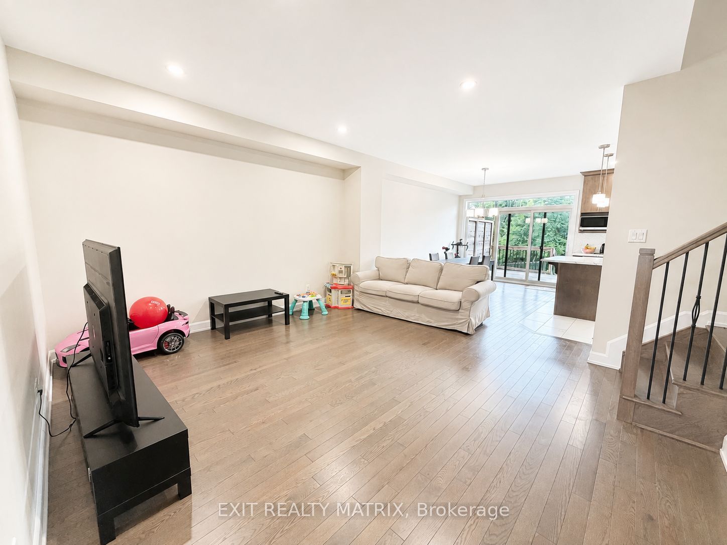 1002 Cologne Street, Russell 3