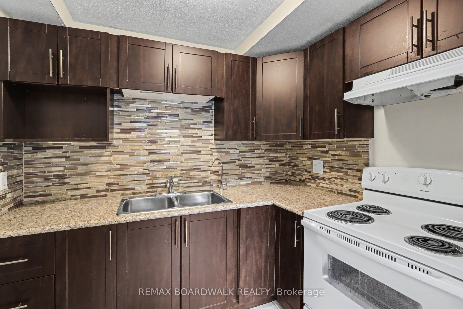 912 Elmsmere Road, Orleans-Gloucester 4
