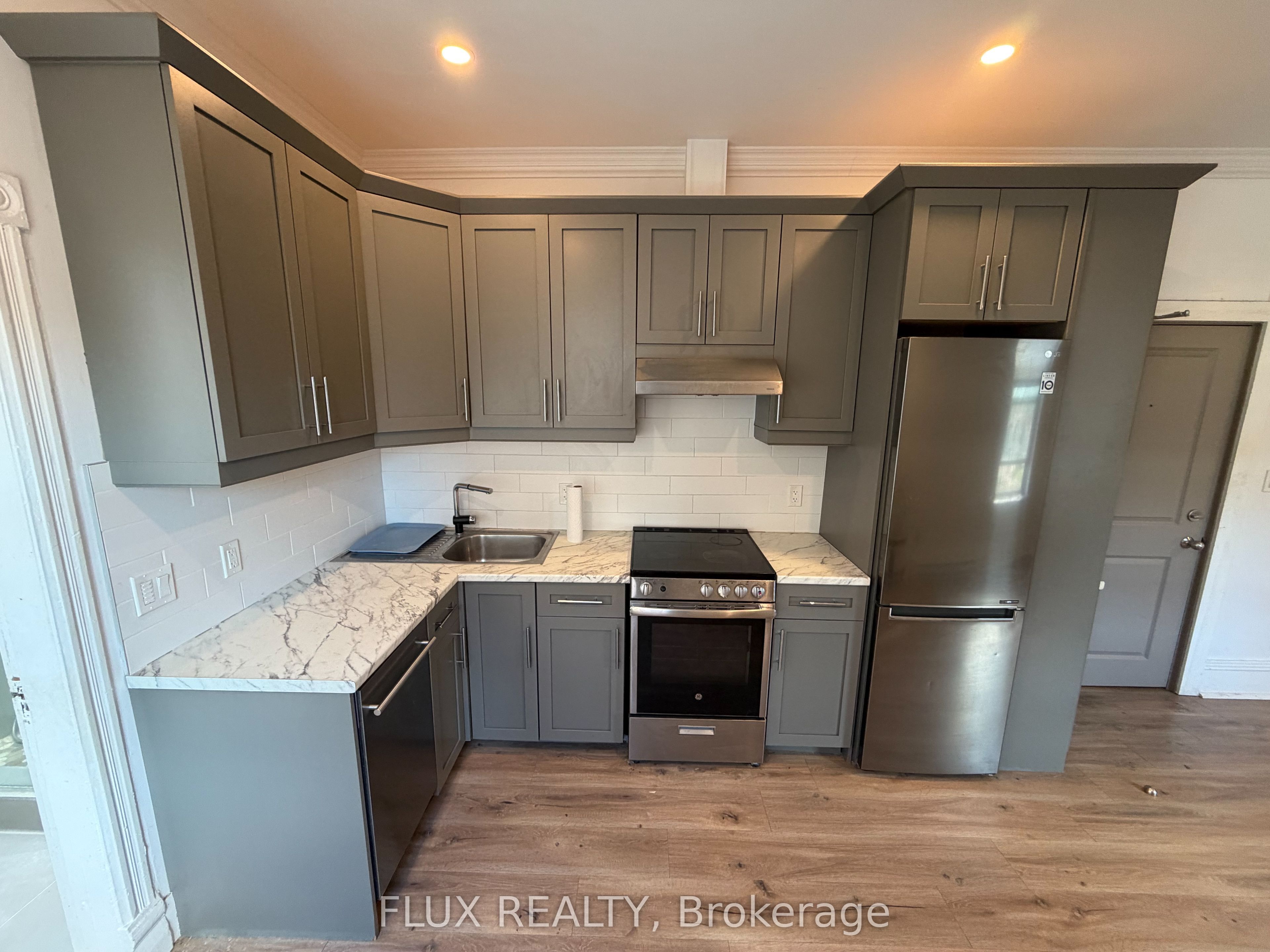 Unit 4 - 195 Waterloo Street S, Stratford 2